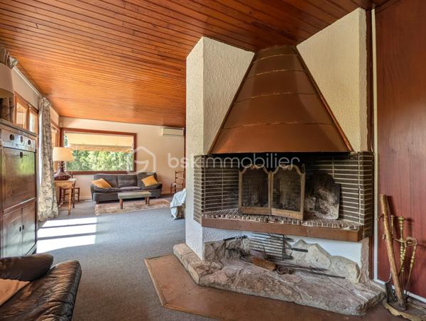 En exclusivité à Prades-le-Lez, découvrez cette villa d’environ 159 m², construite en 1965 et implantée sur un superbe terrain arboré et piscinable de 1 805 m².

Répartie sur 2 niveaux et orientée sud-ouest, elle offre un séjour lumineux ouvrant sur une terrasse, une cuisine indépendante, 5 chambres, une véranda, 2 salles de bains ainsi que 2 WC.

Elle nécessite un budget travaux important, mais présente un fort potentiel d’aménagement pour répondre à de nombreux projets.

Bénéficiant d’une belle exposition, d’un environnement verdoyant et d’une totale absence de vis-à-vis, le terrain (non divisible) constitue une opportunité rare sur le secteur. Son coefficient d’emprise au sol de 35 % offre également de belles perspectives de développement. 

Idéalement située, la villa se trouve à proximité immédiate du centre du village, des commerces et de toutes les commodités, tout en étant à seulement quelques minutes de Montpellier.

Pour plus d’informations ou pour organiser une visite, contactez-moi.