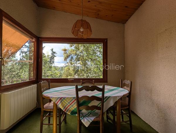 En exclusivité à Prades-le-Lez, découvrez cette villa d’environ 159 m², construite en 1965 et implantée sur un superbe terrain arboré et piscinable de 1 805 m².

Répartie sur 2 niveaux et orientée sud-ouest, elle offre un séjour lumineux ouvrant sur une terrasse, une cuisine indépendante, 5 chambres, une véranda, 2 salles de bains ainsi que 2 WC.

Elle nécessite un budget travaux important, mais présente un fort potentiel d’aménagement pour répondre à de nombreux projets.

Bénéficiant d’une belle exposition, d’un environnement verdoyant et d’une totale absence de vis-à-vis, le terrain (non divisible) constitue une opportunité rare sur le secteur. Son coefficient d’emprise au sol de 35 % offre également de belles perspectives de développement. 

Idéalement située, la villa se trouve à proximité immédiate du centre du village, des commerces et de toutes les commodités, tout en étant à seulement quelques minutes de Montpellier.

Pour plus d’informations ou pour organiser une visite, contactez-moi.