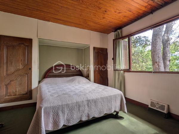 En exclusivité à Prades-le-Lez, découvrez cette villa d’environ 159 m², construite en 1965 et implantée sur un superbe terrain arboré et piscinable de 1 805 m².

Répartie sur 2 niveaux et orientée sud-ouest, elle offre un séjour lumineux ouvrant sur une terrasse, une cuisine indépendante, 5 chambres, une véranda, 2 salles de bains ainsi que 2 WC.

Elle nécessite un budget travaux important, mais présente un fort potentiel d’aménagement pour répondre à de nombreux projets.

Bénéficiant d’une belle exposition, d’un environnement verdoyant et d’une totale absence de vis-à-vis, le terrain (non divisible) constitue une opportunité rare sur le secteur. Son coefficient d’emprise au sol de 35 % offre également de belles perspectives de développement. 

Idéalement située, la villa se trouve à proximité immédiate du centre du village, des commerces et de toutes les commodités, tout en étant à seulement quelques minutes de Montpellier.

Pour plus d’informations ou pour organiser une visite, contactez-moi.