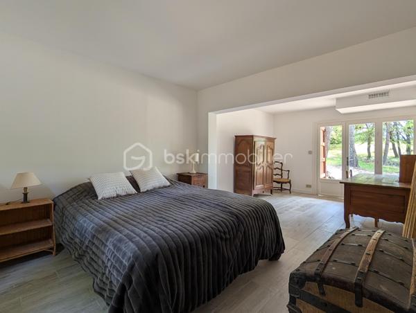 En exclusivité à Prades-le-Lez, découvrez cette villa d’environ 159 m², construite en 1965 et implantée sur un superbe terrain arboré et piscinable de 1 805 m².

Répartie sur 2 niveaux et orientée sud-ouest, elle offre un séjour lumineux ouvrant sur une terrasse, une cuisine indépendante, 5 chambres, une véranda, 2 salles de bains ainsi que 2 WC.

Elle nécessite un budget travaux important, mais présente un fort potentiel d’aménagement pour répondre à de nombreux projets.

Bénéficiant d’une belle exposition, d’un environnement verdoyant et d’une totale absence de vis-à-vis, le terrain (non divisible) constitue une opportunité rare sur le secteur. Son coefficient d’emprise au sol de 35 % offre également de belles perspectives de développement. 

Idéalement située, la villa se trouve à proximité immédiate du centre du village, des commerces et de toutes les commodités, tout en étant à seulement quelques minutes de Montpellier.

Pour plus d’informations ou pour organiser une visite, contactez-moi.