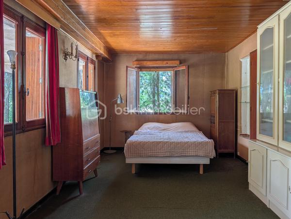 En exclusivité à Prades-le-Lez, découvrez cette villa d’environ 159 m², construite en 1965 et implantée sur un superbe terrain arboré et piscinable de 1 805 m².

Répartie sur 2 niveaux et orientée sud-ouest, elle offre un séjour lumineux ouvrant sur une terrasse, une cuisine indépendante, 5 chambres, une véranda, 2 salles de bains ainsi que 2 WC.

Elle nécessite un budget travaux important, mais présente un fort potentiel d’aménagement pour répondre à de nombreux projets.

Bénéficiant d’une belle exposition, d’un environnement verdoyant et d’une totale absence de vis-à-vis, le terrain (non divisible) constitue une opportunité rare sur le secteur. Son coefficient d’emprise au sol de 35 % offre également de belles perspectives de développement. 

Idéalement située, la villa se trouve à proximité immédiate du centre du village, des commerces et de toutes les commodités, tout en étant à seulement quelques minutes de Montpellier.

Pour plus d’informations ou pour organiser une visite, contactez-moi.