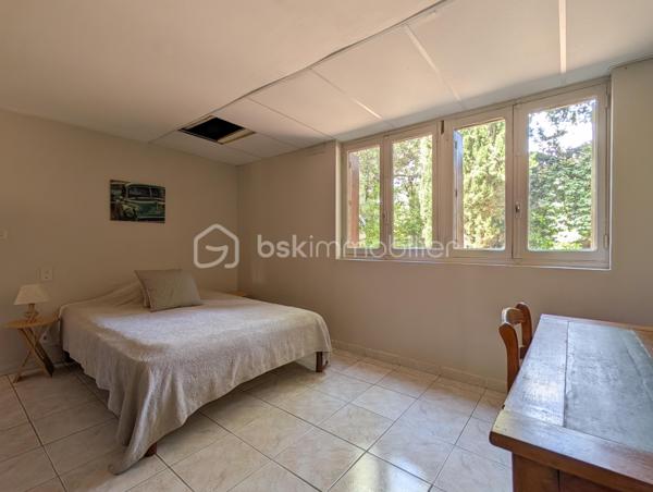 En exclusivité à Prades-le-Lez, découvrez cette villa d’environ 159 m², construite en 1965 et implantée sur un superbe terrain arboré et piscinable de 1 805 m².

Répartie sur 2 niveaux et orientée sud-ouest, elle offre un séjour lumineux ouvrant sur une terrasse, une cuisine indépendante, 5 chambres, une véranda, 2 salles de bains ainsi que 2 WC.

Elle nécessite un budget travaux important, mais présente un fort potentiel d’aménagement pour répondre à de nombreux projets.

Bénéficiant d’une belle exposition, d’un environnement verdoyant et d’une totale absence de vis-à-vis, le terrain (non divisible) constitue une opportunité rare sur le secteur. Son coefficient d’emprise au sol de 35 % offre également de belles perspectives de développement. 

Idéalement située, la villa se trouve à proximité immédiate du centre du village, des commerces et de toutes les commodités, tout en étant à seulement quelques minutes de Montpellier.

Pour plus d’informations ou pour organiser une visite, contactez-moi.