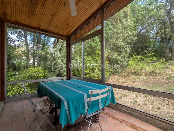 En exclusivité à Prades-le-Lez, découvrez cette villa d’environ 159 m², construite en 1965 et implantée sur un superbe terrain arboré et piscinable de 1 805 m².

Répartie sur 2 niveaux et orientée sud-ouest, elle offre un séjour lumineux ouvrant sur une terrasse, une cuisine indépendante, 5 chambres, une véranda, 2 salles de bains ainsi que 2 WC.

Elle nécessite un budget travaux important, mais présente un fort potentiel d’aménagement pour répondre à de nombreux projets.

Bénéficiant d’une belle exposition, d’un environnement verdoyant et d’une totale absence de vis-à-vis, le terrain (non divisible) constitue une opportunité rare sur le secteur. Son coefficient d’emprise au sol de 35 % offre également de belles perspectives de développement. 

Idéalement située, la villa se trouve à proximité immédiate du centre du village, des commerces et de toutes les commodités, tout en étant à seulement quelques minutes de Montpellier.

Pour plus d’informations ou pour organiser une visite, contactez-moi.