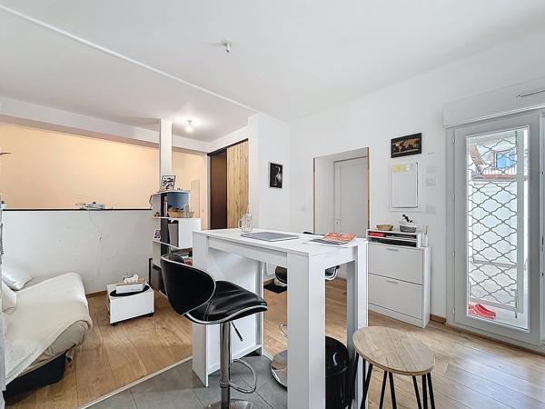 Immeuble à vendre MONTPELLIER (34) 254 m2 au sol -Comprenant un T1bis loué - un T3 libre - une remise de 100 m2 libre - un local commun