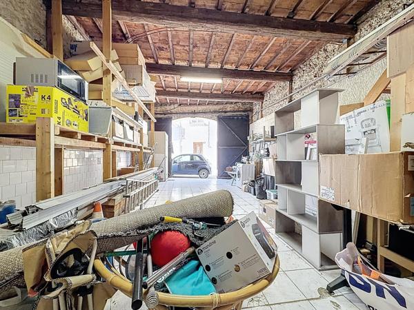 Immeuble à vendre MONTPELLIER (34) 254 m2 au sol -Comprenant un T1bis loué - un T3 libre - une remise de 100 m2 libre - un local commun