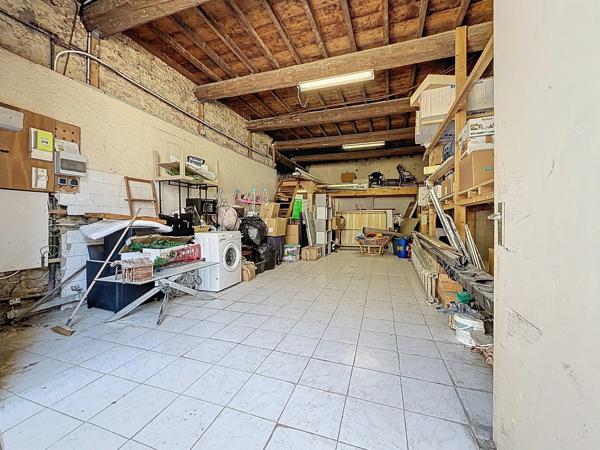 Immeuble à vendre MONTPELLIER (34) 254 m2 au sol -Comprenant un T1bis loué - un T3 libre - une remise de 100 m2 libre - un local commun