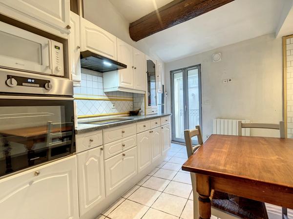 Immeuble à vendre MONTPELLIER (34) 254 m2 au sol -Comprenant un T1bis loué - un T3 libre - une remise de 100 m2 libre - un local commun