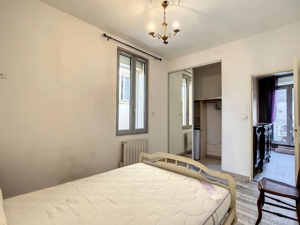 Immeuble à vendre MONTPELLIER (34) 254 m2 au sol -Comprenant un T1bis loué - un T3 libre - une remise de 100 m2 libre - un local commun