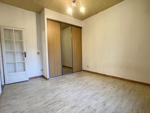 Immeuble à vendre MONTPELLIER (34) 254 m2 au sol -Comprenant un T1bis loué - un T3 libre - une remise de 100 m2 libre - un local commun