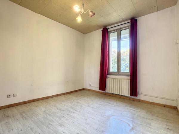 Immeuble à vendre MONTPELLIER (34) 254 m2 au sol -Comprenant un T1bis loué - un T3 libre - une remise de 100 m2 libre - un local commun