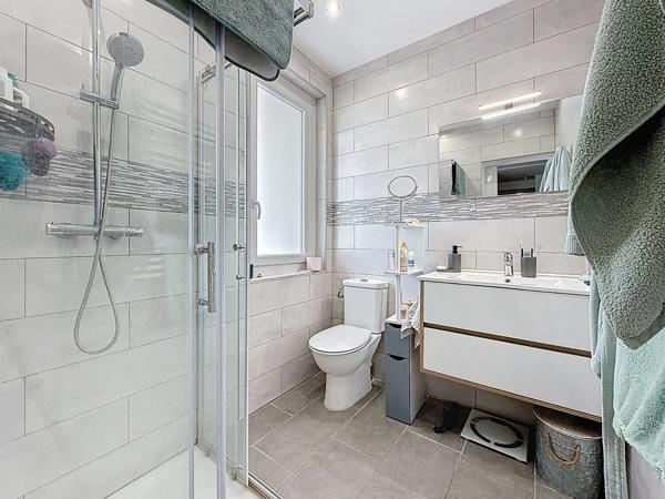 Immeuble à vendre MONTPELLIER (34) 254 m2 au sol -Comprenant un T1bis loué - un T3 libre - une remise de 100 m2 libre - un local commun
