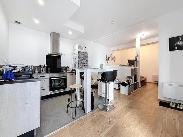 Immeuble à vendre MONTPELLIER (34) 254 m2 au sol -Comprenant un T1bis loué - un T3 libre - une remise de 100 m2 libre - un local commun