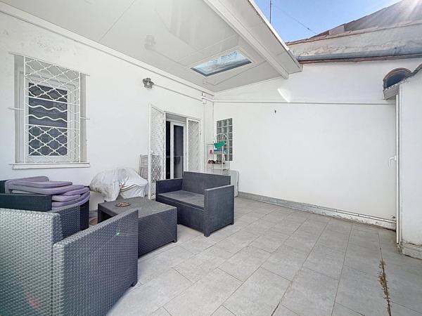 Immeuble à vendre MONTPELLIER (34) 254 m2 au sol -Comprenant un T1bis loué - un T3 libre - une remise de 100 m2 libre - un local commun