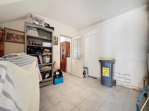 Immeuble à vendre MONTPELLIER (34) 254 m2 au sol -Comprenant un T1bis loué - un T3 libre - une remise de 100 m2 libre - un local commun