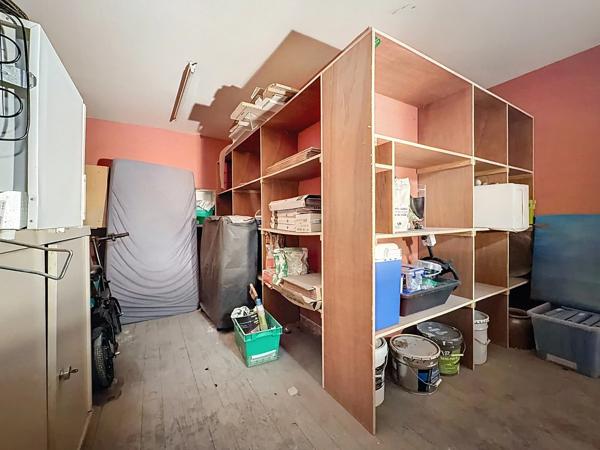 Immeuble à vendre MONTPELLIER (34) 254 m2 au sol -Comprenant un T1bis loué - un T3 libre - une remise de 100 m2 libre - un local commun