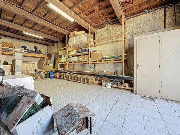 Immeuble à vendre MONTPELLIER (34) 254 m2 au sol -Comprenant un T1bis loué - un T3 libre - une remise de 100 m2 libre - un local commun