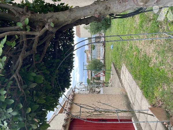 Dans un quartier calme,  villa de plain-pied d'une surface habitable de 95m².
Terrain  602m²