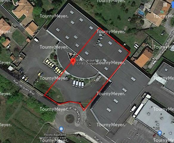 LE HAILLAN - A louer local d'activités d'environ 1 465 m² avec quais