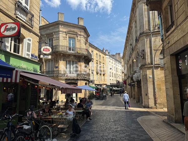Emplacement PREMIUM, entre la place du Parlement et la place saint Projet  local avec extraction  BORDEAUX