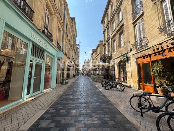 Emplacement PREMIUM, entre la place du Parlement et la place saint Projet  local avec extraction  BORDEAUX