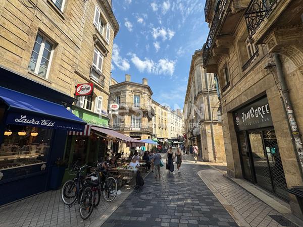 Emplacement PREMIUM, entre la place du Parlement et la place saint Projet  local avec extraction  BORDEAUX