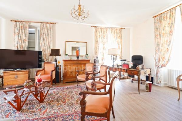 Maison Familiale de Caractère de 265 m² - 10 pièces - 5 chambres - 1 Garage - terrain 1617 m² - MAGNAC LAVAL (87)