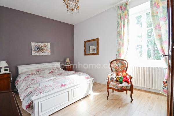 Maison Familiale de Caractère de 265 m² - 10 pièces - 5 chambres - 1 Garage - terrain 1617 m² - MAGNAC LAVAL (87)