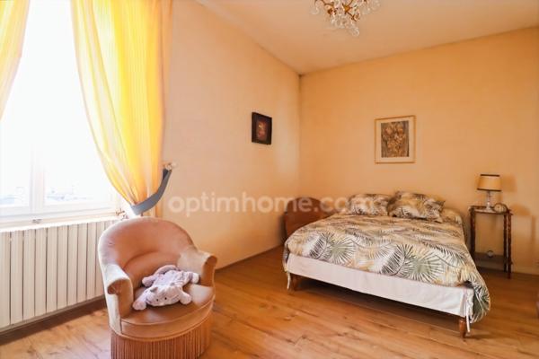 Maison Familiale de Caractère de 265 m² - 10 pièces - 5 chambres - 1 Garage - terrain 1617 m² - MAGNAC LAVAL (87)