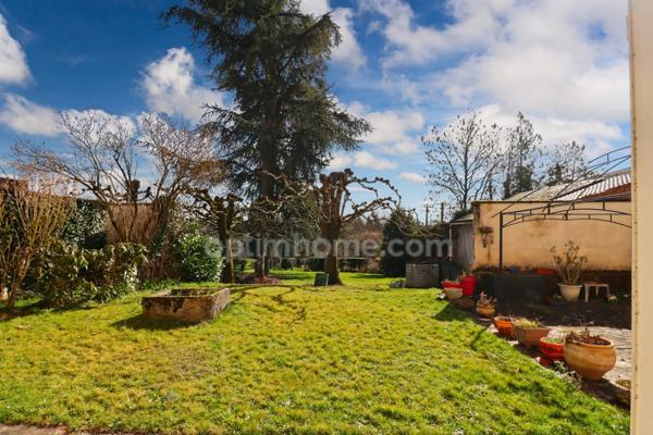 Maison Familiale de Caractère de 265 m² - 10 pièces - 5 chambres - 1 Garage - terrain 1617 m² - MAGNAC LAVAL (87)