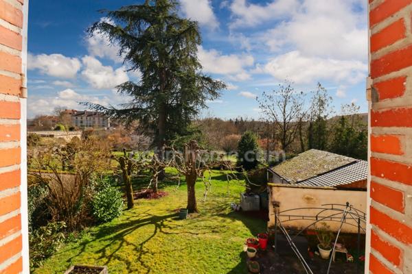 Maison Familiale de Caractère de 265 m² - 10 pièces - 5 chambres - 1 Garage - terrain 1617 m² - MAGNAC LAVAL (87)