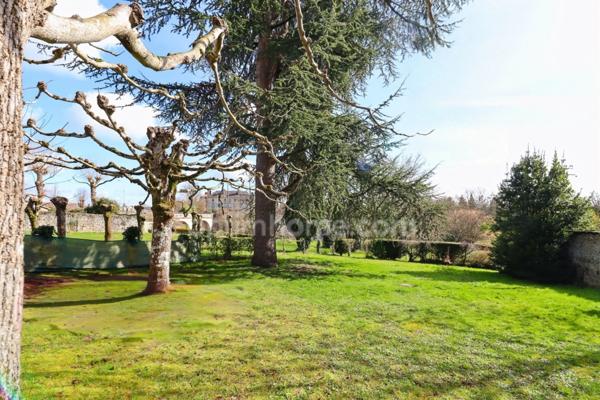 Maison Familiale de Caractère de 265 m² - 10 pièces - 5 chambres - 1 Garage - terrain 1617 m² - MAGNAC LAVAL (87)