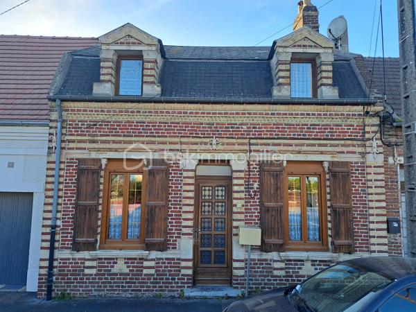 Maison de ville 76 m² avec jardin – Centre d’Estrées-Saint-Denis

Idéalement située en plein cœur d’Estrées-Saint-Denis, cette charmante maison de 76 m² vous séduira par son emplacement privilégié à proximité immédiate des commerces, écoles, services et transports. La commune bénéficie d’une situation stratégique dans l’Oise, à proximité de Compiègne et des principaux axes routiers.

La maison se compose de 4 pièces, dont :

Un séjour lumineux
Une cuisine fonctionnelle
2 chambres à l’étage
2 WC
Une salle de bains
Une cave offrant un espace de stockage supplémentaire

À l’extérieur, vous profiterez d’un terrain clos de 301 m², idéal pour les moments de détente en famille, les repas en plein air ou les projets de jardinage.

Les atouts :

Centre-ville
Tous commerces accessibles à pied
2 chambres
2 WC
Cave
Terrain de 301 m²
Maison fonctionnelle et bien située

Une belle opportunité pour une famille, un jeune couple ou un investisseur.

Pour plus d’informations ou organiser une visite, n’hésitez pas à nous contacter.