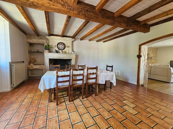 Maison charentaise de 232 m², 6 chambres, un bureau, piscine et un garage de 90 m² LINARS (16)