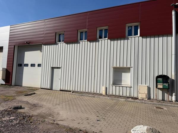 Local commercial  avec bureaux et appartement.