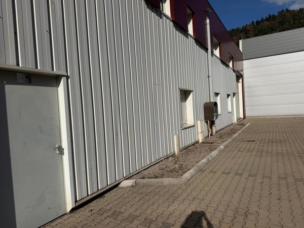 Local commercial  avec bureaux et appartement.