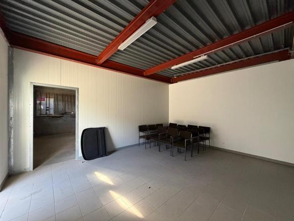 Local commercial  avec bureaux et appartement.