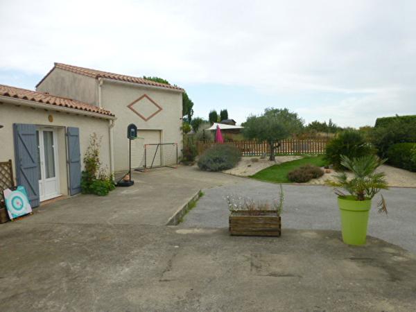 VILLA AVEC JARDIN ET PISCINE A PALAJA