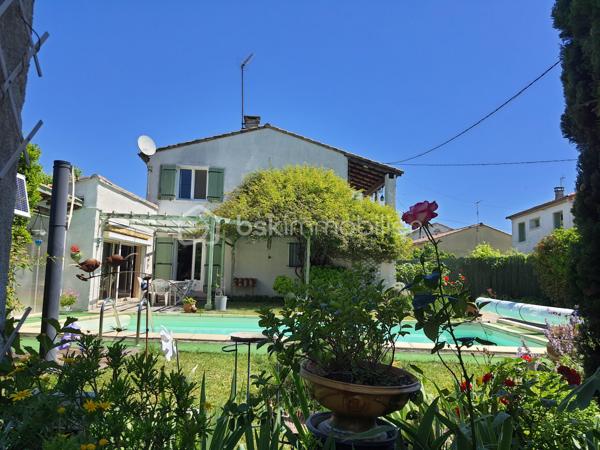 Située à 2 pas d'Alès, cette jolie maison de 136 m², vous accueille sur sa belle parcelle de 700 m² extrêmement bien entretenue.
Une belle Piscine avec cuisine d'été agrémentent ce bien, ce qui vous enchantera sans aucun doute
La maison, sur deux niveaux, vous offre la possibilité de séparer le haut du bas grâce aux entrées indépendantes et les niveaux sont répartis comme suit:
- Le rez-de-jardin vous propose une coquette cuisine équipée, une chambre, un bureau, une salle de bain avec douche et baignoire, un toilette indépendant et pour finir, un très grand salon/séjour lumineux de 28m²avec véranda ,ouvrant sur une belle terrasse ombragée donnant elle-même sur la piscine.
- A l'étage, un bel espace comprenant une cuisine, deux chambres, une salle d'eau, un WC ainsi qu'un beau salon/séjour de25m² ouvrant sur un balcon de presque 10 m²
Un grand garage, un atelier, un abri et deux petites caves complètent ce bien.
Vous aurez aussi la possibilité d'acquérir en plus, si vous le souhaitez , un terrain constructible situé en arrière de cette parcelle, desservi par un droit de passage lié à ce Bien.
Saisissez cette belle opportunité, cette maison aux multiples possibilités est forcément faite pour vous.