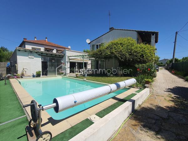 Située à 2 pas d'Alès, cette jolie maison de 136 m², vous accueille sur sa belle parcelle de 700 m² extrêmement bien entretenue.
Une belle Piscine avec cuisine d'été agrémentent ce bien, ce qui vous enchantera sans aucun doute
La maison, sur deux niveaux, vous offre la possibilité de séparer le haut du bas grâce aux entrées indépendantes et les niveaux sont répartis comme suit:
- Le rez-de-jardin vous propose une coquette cuisine équipée, une chambre, un bureau, une salle de bain avec douche et baignoire, un toilette indépendant et pour finir, un très grand salon/séjour lumineux de 28m²avec véranda ,ouvrant sur une belle terrasse ombragée donnant elle-même sur la piscine.
- A l'étage, un bel espace comprenant une cuisine, deux chambres, une salle d'eau, un WC ainsi qu'un beau salon/séjour de25m² ouvrant sur un balcon de presque 10 m²
Un grand garage, un atelier, un abri et deux petites caves complètent ce bien.
Vous aurez aussi la possibilité d'acquérir en plus, si vous le souhaitez , un terrain constructible situé en arrière de cette parcelle, desservi par un droit de passage lié à ce Bien.
Saisissez cette belle opportunité, cette maison aux multiples possibilités est forcément faite pour vous.