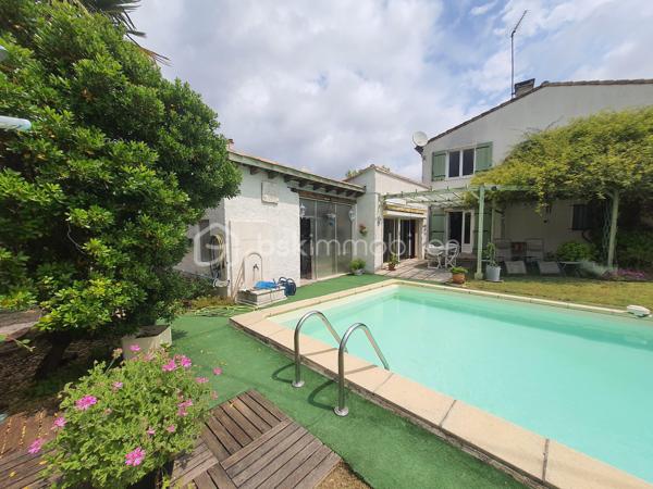 Située à 2 pas d'Alès, cette jolie maison de 136 m², vous accueille sur sa belle parcelle de 700 m² extrêmement bien entretenue.
Une belle Piscine avec cuisine d'été agrémentent ce bien, ce qui vous enchantera sans aucun doute
La maison, sur deux niveaux, vous offre la possibilité de séparer le haut du bas grâce aux entrées indépendantes et les niveaux sont répartis comme suit:
- Le rez-de-jardin vous propose une coquette cuisine équipée, une chambre, un bureau, une salle de bain avec douche et baignoire, un toilette indépendant et pour finir, un très grand salon/séjour lumineux de 28m²avec véranda ,ouvrant sur une belle terrasse ombragée donnant elle-même sur la piscine.
- A l'étage, un bel espace comprenant une cuisine, deux chambres, une salle d'eau, un WC ainsi qu'un beau salon/séjour de25m² ouvrant sur un balcon de presque 10 m²
Un grand garage, un atelier, un abri et deux petites caves complètent ce bien.
Vous aurez aussi la possibilité d'acquérir en plus, si vous le souhaitez , un terrain constructible situé en arrière de cette parcelle, desservi par un droit de passage lié à ce Bien.
Saisissez cette belle opportunité, cette maison aux multiples possibilités est forcément faite pour vous.