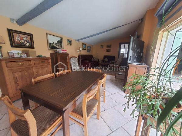 Située à 2 pas d'Alès, cette jolie maison de 136 m², vous accueille sur sa belle parcelle de 700 m² extrêmement bien entretenue.
Une belle Piscine avec cuisine d'été agrémentent ce bien, ce qui vous enchantera sans aucun doute
La maison, sur deux niveaux, vous offre la possibilité de séparer le haut du bas grâce aux entrées indépendantes et les niveaux sont répartis comme suit:
- Le rez-de-jardin vous propose une coquette cuisine équipée, une chambre, un bureau, une salle de bain avec douche et baignoire, un toilette indépendant et pour finir, un très grand salon/séjour lumineux de 28m²avec véranda ,ouvrant sur une belle terrasse ombragée donnant elle-même sur la piscine.
- A l'étage, un bel espace comprenant une cuisine, deux chambres, une salle d'eau, un WC ainsi qu'un beau salon/séjour de25m² ouvrant sur un balcon de presque 10 m²
Un grand garage, un atelier, un abri et deux petites caves complètent ce bien.
Vous aurez aussi la possibilité d'acquérir en plus, si vous le souhaitez , un terrain constructible situé en arrière de cette parcelle, desservi par un droit de passage lié à ce Bien.
Saisissez cette belle opportunité, cette maison aux multiples possibilités est forcément faite pour vous.