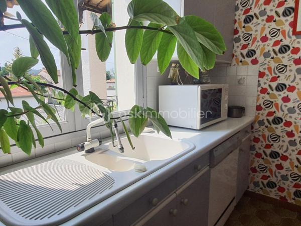Située à 2 pas d'Alès, cette jolie maison de 136 m², vous accueille sur sa belle parcelle de 700 m² extrêmement bien entretenue.
Une belle Piscine avec cuisine d'été agrémentent ce bien, ce qui vous enchantera sans aucun doute
La maison, sur deux niveaux, vous offre la possibilité de séparer le haut du bas grâce aux entrées indépendantes et les niveaux sont répartis comme suit:
- Le rez-de-jardin vous propose une coquette cuisine équipée, une chambre, un bureau, une salle de bain avec douche et baignoire, un toilette indépendant et pour finir, un très grand salon/séjour lumineux de 28m²avec véranda ,ouvrant sur une belle terrasse ombragée donnant elle-même sur la piscine.
- A l'étage, un bel espace comprenant une cuisine, deux chambres, une salle d'eau, un WC ainsi qu'un beau salon/séjour de25m² ouvrant sur un balcon de presque 10 m²
Un grand garage, un atelier, un abri et deux petites caves complètent ce bien.
Vous aurez aussi la possibilité d'acquérir en plus, si vous le souhaitez , un terrain constructible situé en arrière de cette parcelle, desservi par un droit de passage lié à ce Bien.
Saisissez cette belle opportunité, cette maison aux multiples possibilités est forcément faite pour vous.