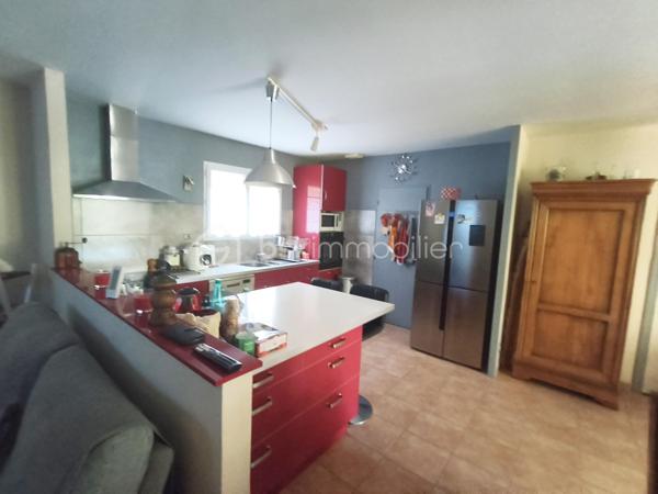 Chez BSK Immobilier, David O6O3553368 vous propose cette maison à Saint-André-de-Sangonis, commune disposant de toutes les commodités et commerces et d'un accès à l'autoroute A750 desservant Montpellier en 20 minutes et Béziers en 30 minutes.
Cette villa d'une superficie totale d'environ 150 m² se compose d'un côté nuit avec 4 chambres, une salle de bains (douche et baignoire ), et 2 wc indépendants, d'un espace de vie (cuisine/séjour) de 45 m² secondé d'une véranda de 28 m² ,un cellier avec accès sur l'extérieur et une cinquième chambre/bureau.
Bonus: la demeure est climatisée et profite aussi d'un poêle à granules.
Bonus 2; abonnement à l'eau du canal de Gignac (économie d'eau).
cette maison chaleureuse et très bien entretenue est agrémentée d'un jardin arboré avec une piscine hors-sol et dispose à l'extérieur, de plusieurs endroits de rangements et de stockage.
Cette bâtisse est entièrement clôturée à l'abri des regards.
Pour plus d'informations, n'hésitez pas à contacter David O6O3553368.