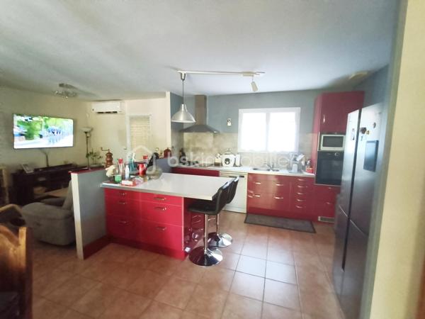 Chez BSK Immobilier, David O6O3553368 vous propose cette maison à Saint-André-de-Sangonis, commune disposant de toutes les commodités et commerces et d'un accès à l'autoroute A750 desservant Montpellier en 20 minutes et Béziers en 30 minutes.
Cette villa d'une superficie totale d'environ 150 m² se compose d'un côté nuit avec 4 chambres, une salle de bains (douche et baignoire ), et 2 wc indépendants, d'un espace de vie (cuisine/séjour) de 45 m² secondé d'une véranda de 28 m² ,un cellier avec accès sur l'extérieur et une cinquième chambre/bureau.
Bonus: la demeure est climatisée et profite aussi d'un poêle à granules.
Bonus 2; abonnement à l'eau du canal de Gignac (économie d'eau).
cette maison chaleureuse et très bien entretenue est agrémentée d'un jardin arboré avec une piscine hors-sol et dispose à l'extérieur, de plusieurs endroits de rangements et de stockage.
Cette bâtisse est entièrement clôturée à l'abri des regards.
Pour plus d'informations, n'hésitez pas à contacter David O6O3553368.