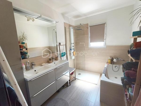 Chez BSK Immobilier, David O6O3553368 vous propose cette maison à Saint-André-de-Sangonis, commune disposant de toutes les commodités et commerces et d'un accès à l'autoroute A750 desservant Montpellier en 20 minutes et Béziers en 30 minutes.
Cette villa d'une superficie totale d'environ 150 m² se compose d'un côté nuit avec 4 chambres, une salle de bains (douche et baignoire ), et 2 wc indépendants, d'un espace de vie (cuisine/séjour) de 45 m² secondé d'une véranda de 28 m² ,un cellier avec accès sur l'extérieur et une cinquième chambre/bureau.
Bonus: la demeure est climatisée et profite aussi d'un poêle à granules.
Bonus 2; abonnement à l'eau du canal de Gignac (économie d'eau).
cette maison chaleureuse et très bien entretenue est agrémentée d'un jardin arboré avec une piscine hors-sol et dispose à l'extérieur, de plusieurs endroits de rangements et de stockage.
Cette bâtisse est entièrement clôturée à l'abri des regards.
Pour plus d'informations, n'hésitez pas à contacter David O6O3553368.