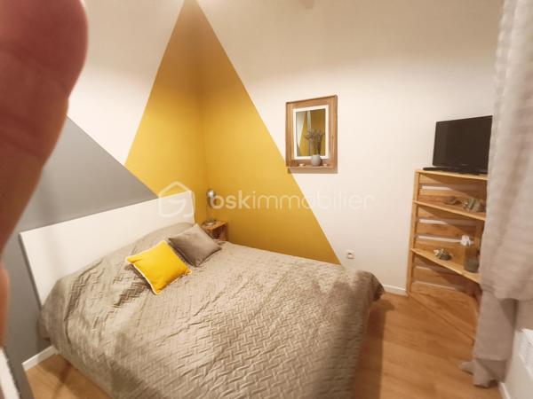 Chez BSK Immobilier, David O6O3553368 vous propose cette maison à Saint-André-de-Sangonis, commune disposant de toutes les commodités et commerces et d'un accès à l'autoroute A750 desservant Montpellier en 20 minutes et Béziers en 30 minutes.
Cette villa d'une superficie totale d'environ 150 m² se compose d'un côté nuit avec 4 chambres, une salle de bains (douche et baignoire ), et 2 wc indépendants, d'un espace de vie (cuisine/séjour) de 45 m² secondé d'une véranda de 28 m² ,un cellier avec accès sur l'extérieur et une cinquième chambre/bureau.
Bonus: la demeure est climatisée et profite aussi d'un poêle à granules.
Bonus 2; abonnement à l'eau du canal de Gignac (économie d'eau).
cette maison chaleureuse et très bien entretenue est agrémentée d'un jardin arboré avec une piscine hors-sol et dispose à l'extérieur, de plusieurs endroits de rangements et de stockage.
Cette bâtisse est entièrement clôturée à l'abri des regards.
Pour plus d'informations, n'hésitez pas à contacter David O6O3553368.