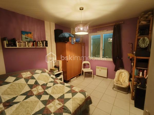 Chez BSK Immobilier, David O6O3553368 vous propose cette maison à Saint-André-de-Sangonis, commune disposant de toutes les commodités et commerces et d'un accès à l'autoroute A750 desservant Montpellier en 20 minutes et Béziers en 30 minutes.
Cette villa d'une superficie totale d'environ 150 m² se compose d'un côté nuit avec 4 chambres, une salle de bains (douche et baignoire ), et 2 wc indépendants, d'un espace de vie (cuisine/séjour) de 45 m² secondé d'une véranda de 28 m² ,un cellier avec accès sur l'extérieur et une cinquième chambre/bureau.
Bonus: la demeure est climatisée et profite aussi d'un poêle à granules.
Bonus 2; abonnement à l'eau du canal de Gignac (économie d'eau).
cette maison chaleureuse et très bien entretenue est agrémentée d'un jardin arboré avec une piscine hors-sol et dispose à l'extérieur, de plusieurs endroits de rangements et de stockage.
Cette bâtisse est entièrement clôturée à l'abri des regards.
Pour plus d'informations, n'hésitez pas à contacter David O6O3553368.