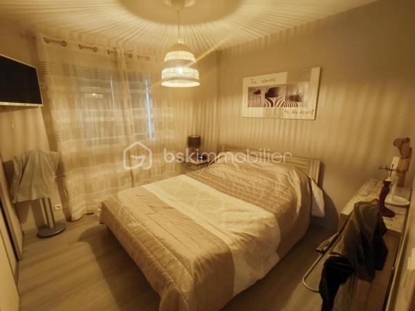 Chez BSK Immobilier, David O6O3553368 vous propose cette maison à Saint-André-de-Sangonis, commune disposant de toutes les commodités et commerces et d'un accès à l'autoroute A750 desservant Montpellier en 20 minutes et Béziers en 30 minutes.
Cette villa d'une superficie totale d'environ 150 m² se compose d'un côté nuit avec 4 chambres, une salle de bains (douche et baignoire ), et 2 wc indépendants, d'un espace de vie (cuisine/séjour) de 45 m² secondé d'une véranda de 28 m² ,un cellier avec accès sur l'extérieur et une cinquième chambre/bureau.
Bonus: la demeure est climatisée et profite aussi d'un poêle à granules.
Bonus 2; abonnement à l'eau du canal de Gignac (économie d'eau).
cette maison chaleureuse et très bien entretenue est agrémentée d'un jardin arboré avec une piscine hors-sol et dispose à l'extérieur, de plusieurs endroits de rangements et de stockage.
Cette bâtisse est entièrement clôturée à l'abri des regards.
Pour plus d'informations, n'hésitez pas à contacter David O6O3553368.