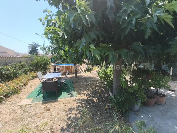 Chez BSK Immobilier, David O6O3553368 vous propose cette maison à Saint-André-de-Sangonis, commune disposant de toutes les commodités et commerces et d'un accès à l'autoroute A750 desservant Montpellier en 20 minutes et Béziers en 30 minutes.
Cette villa d'une superficie totale d'environ 150 m² se compose d'un côté nuit avec 4 chambres, une salle de bains (douche et baignoire ), et 2 wc indépendants, d'un espace de vie (cuisine/séjour) de 45 m² secondé d'une véranda de 28 m² ,un cellier avec accès sur l'extérieur et une cinquième chambre/bureau.
Bonus: la demeure est climatisée et profite aussi d'un poêle à granules.
Bonus 2; abonnement à l'eau du canal de Gignac (économie d'eau).
cette maison chaleureuse et très bien entretenue est agrémentée d'un jardin arboré avec une piscine hors-sol et dispose à l'extérieur, de plusieurs endroits de rangements et de stockage.
Cette bâtisse est entièrement clôturée à l'abri des regards.
Pour plus d'informations, n'hésitez pas à contacter David O6O3553368.