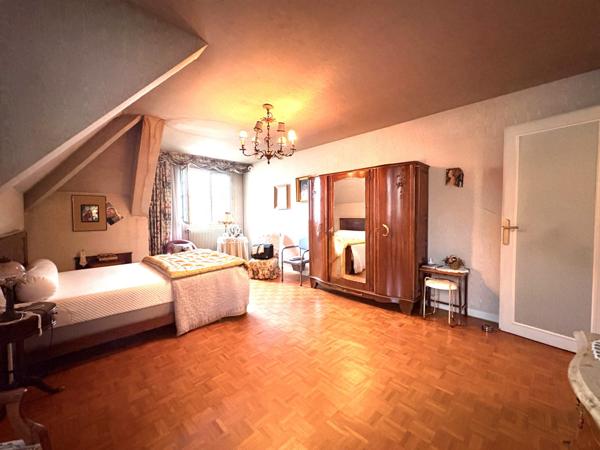 À vendre - Maison individuelle, 8 pièces située à Saint-Maur-des-Fossés (94100)